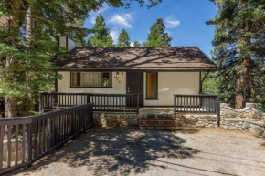 Pet Friendly Treetop Cabin w/Deck & Forest Views